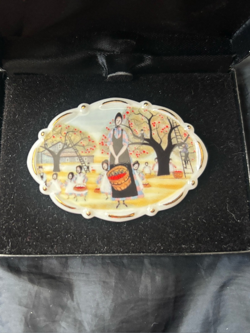 Pat Buckley Moss collectible pin/pendant 26865